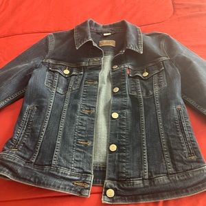 Chámara de mezclilla usada como nueva